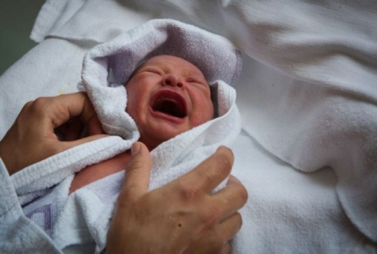 Baby born in train at paris now to get free rides till age of 25