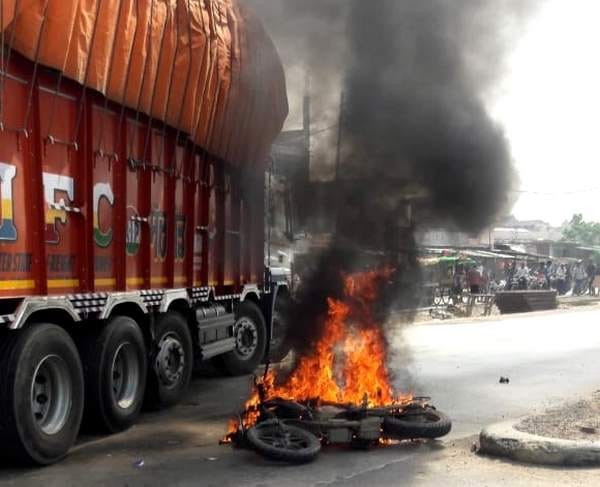 Bike caught fire after hit auto at allahabad highway
