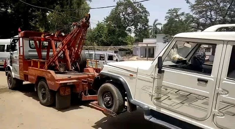 महिला सहित कार को क्रेन से उठा ले गई पुलिय