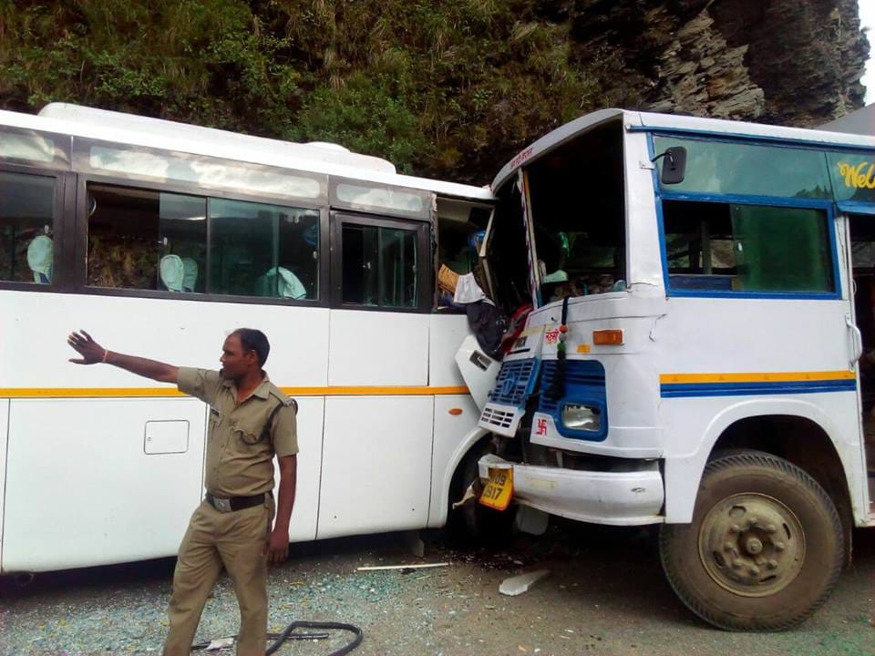 रोडवेज की अनुबंधित बस की डीसीएम से टक्कर में 11 घायल