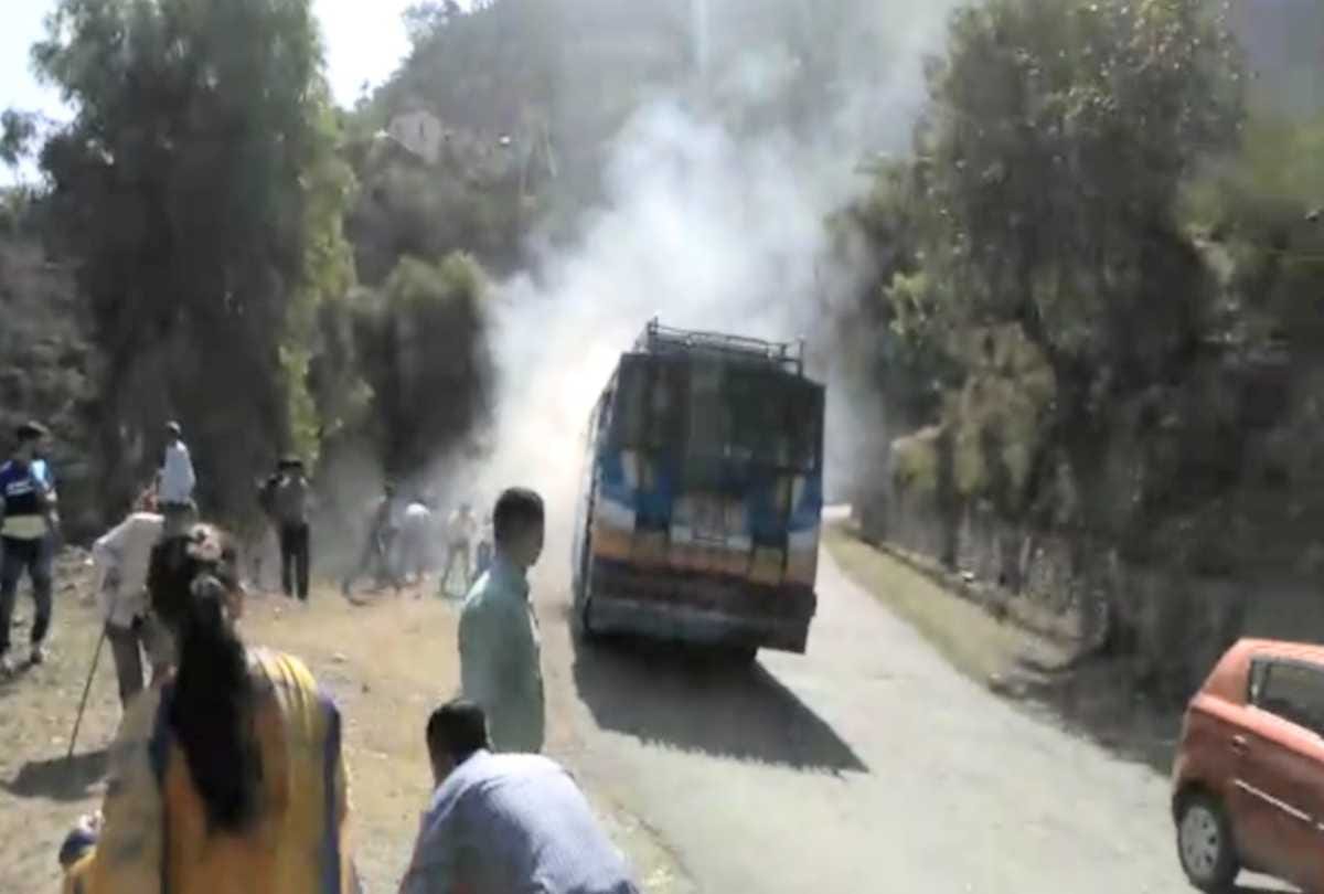 private bus on fire at chamba and passenger run away 