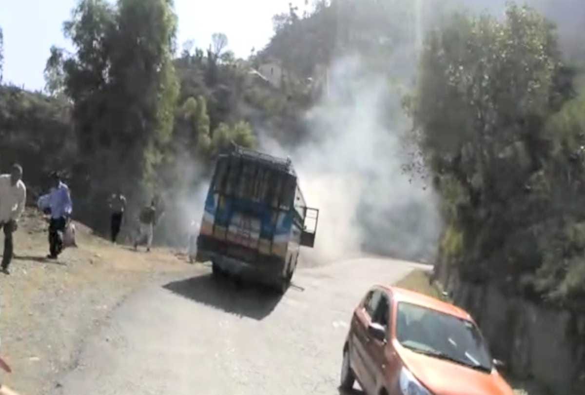 private bus on fire at chamba and passenger run away 