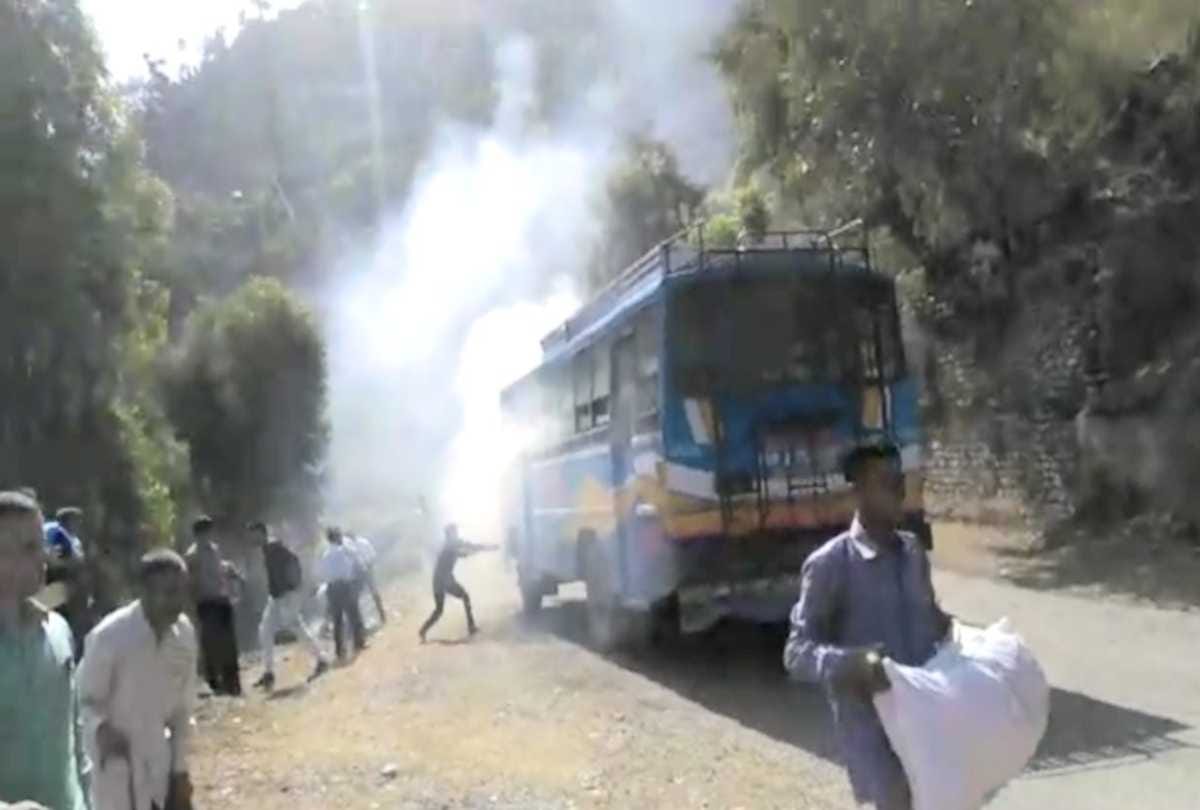 private bus on fire at chamba and passenger run away 