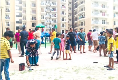 Car parking protest near Kids Zone and Central Park in Greater Noida