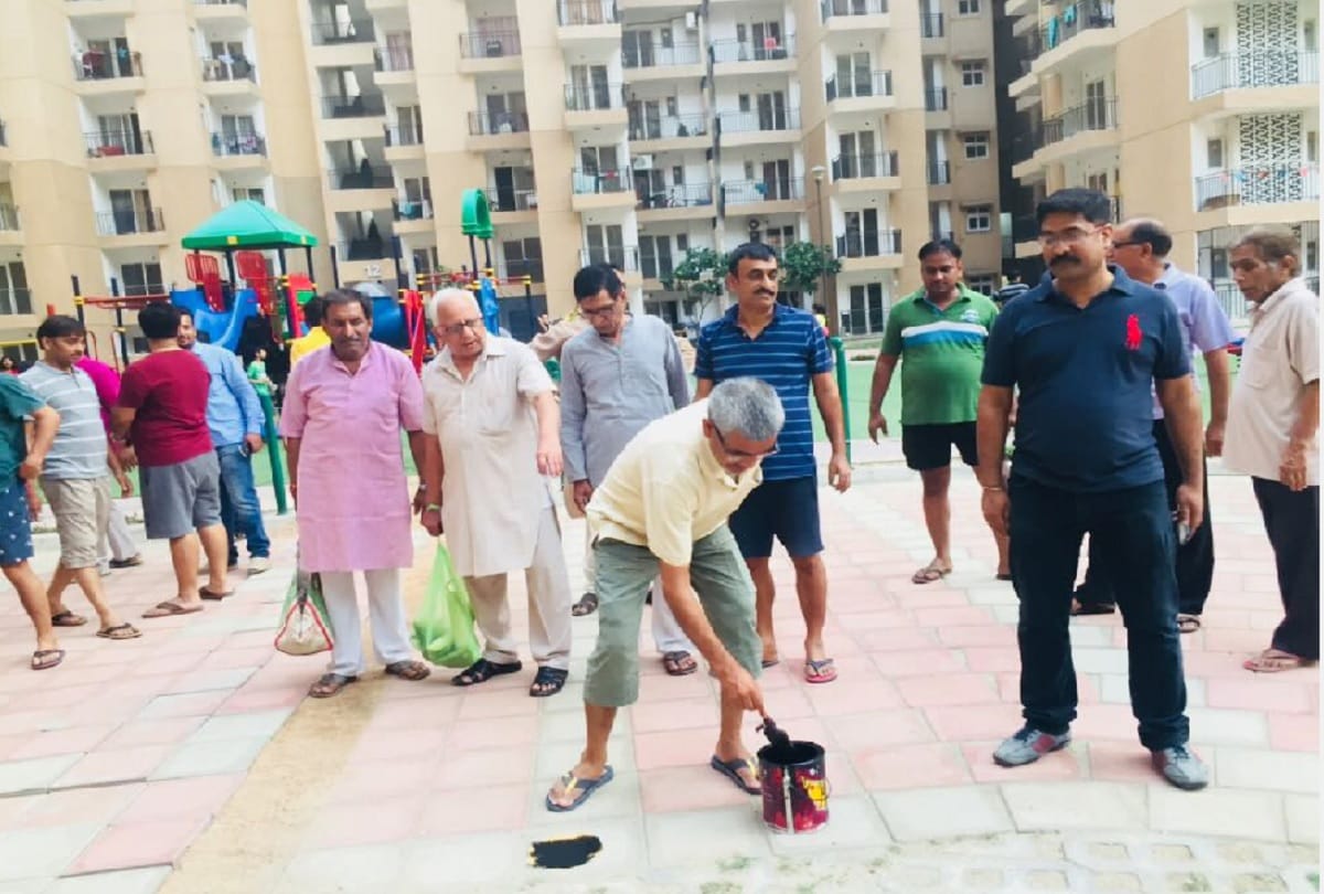 Car parking protest near Kids Zone and Central Park in Greater Noida