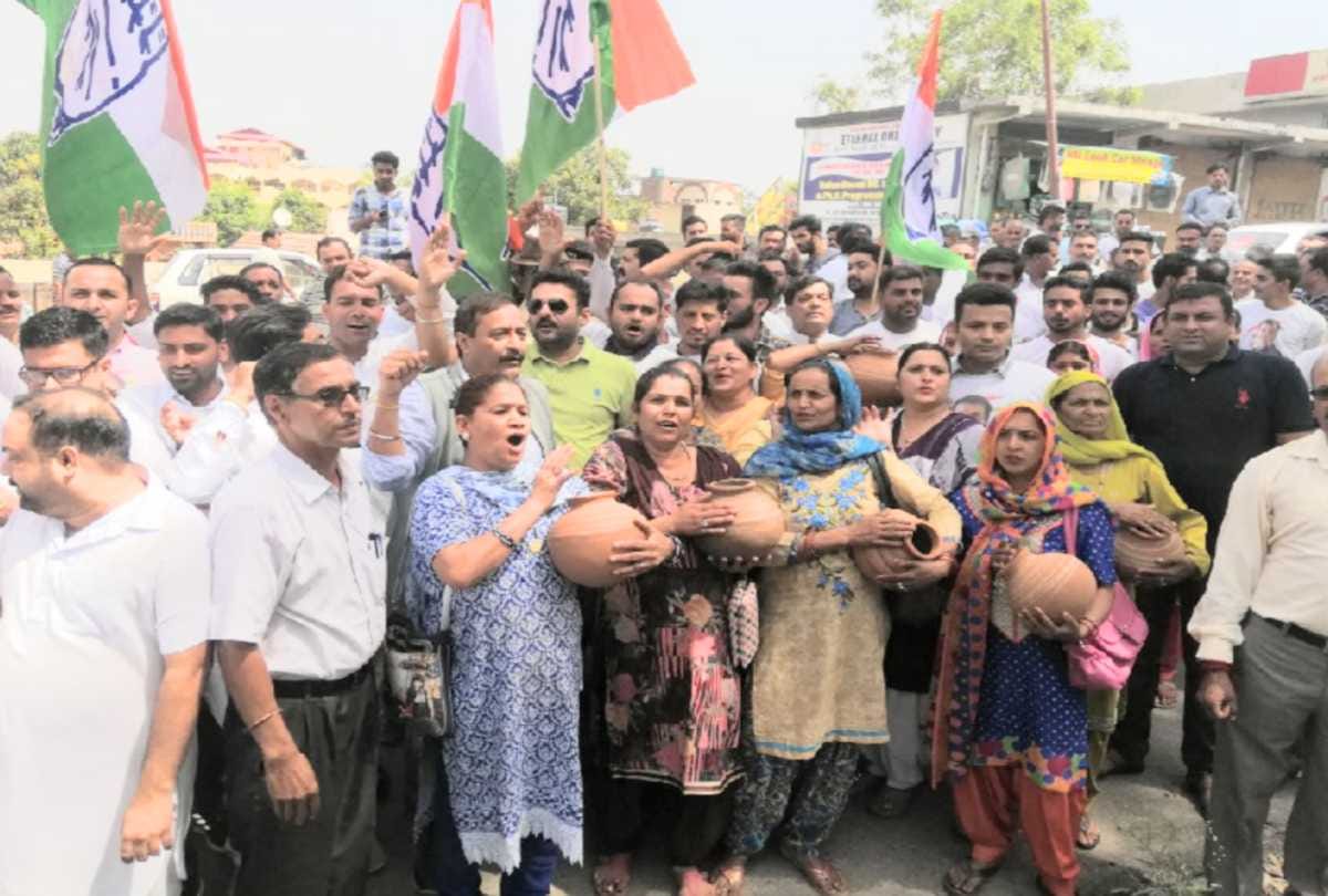  congress party protest at iph office nurpur kangra