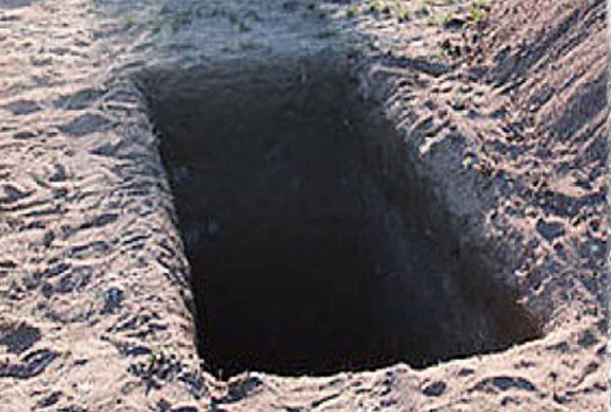man took out wife's dead body from grave