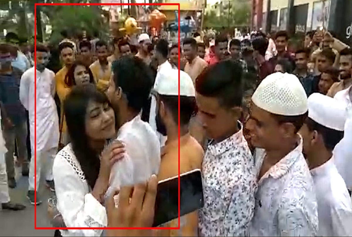 moradabad girl who hug boys on eid doing press confrence and said mother is in dipression