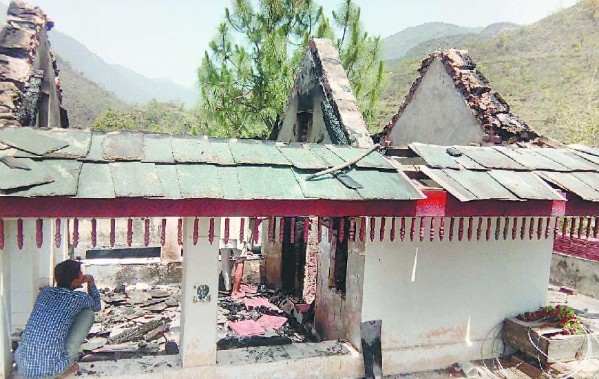 श्रीदेव बड़ेयोगी का प्राचीन मंदिर आग से राख, लाखों का नुकसान