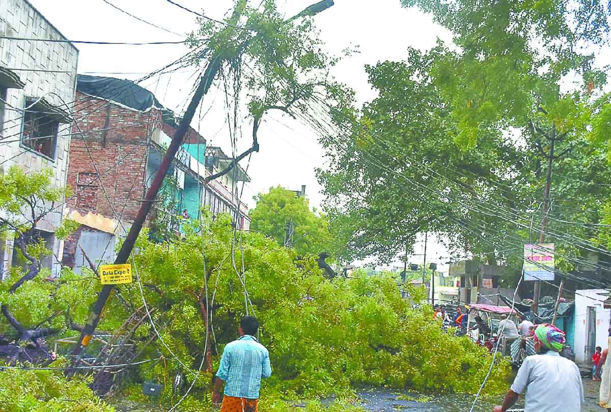 Trouble due to storm and rain in Kanpur