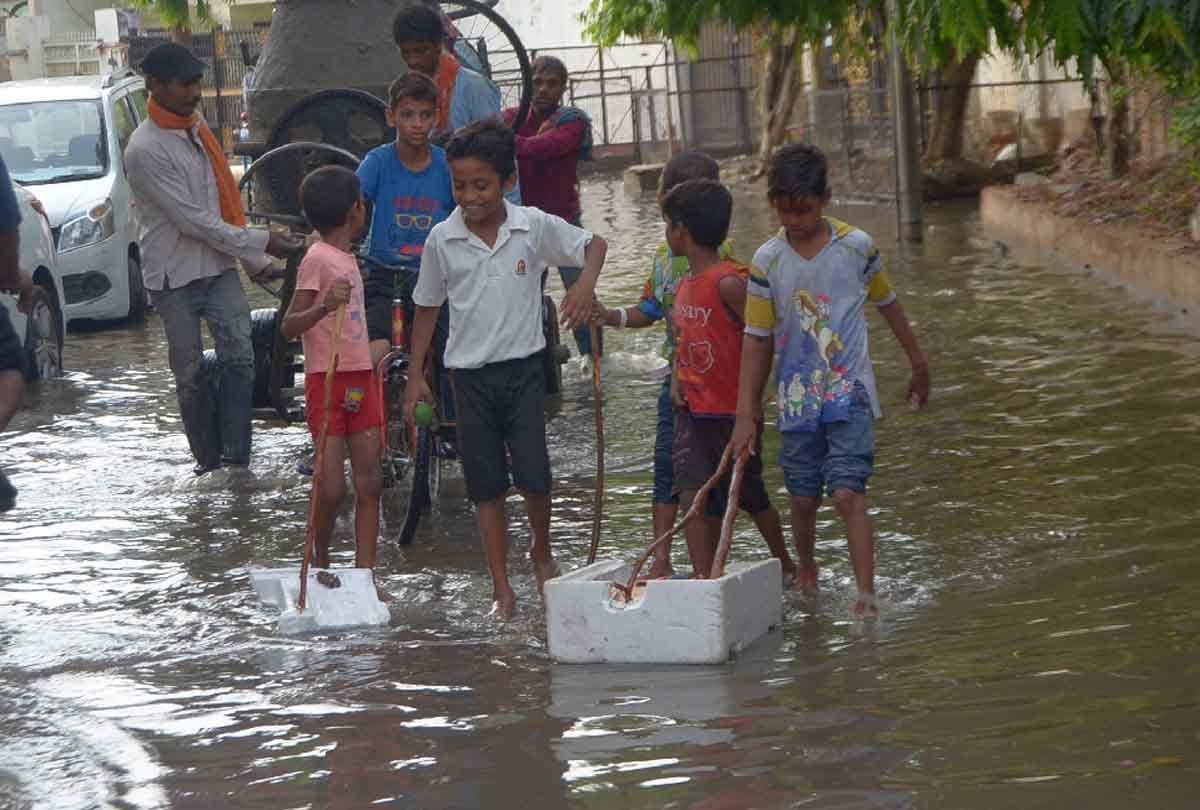 Trouble due to storm and rain in Kanpur