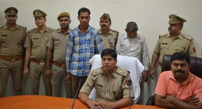 -पुलिस भर्ती 2015 के फर्जीबाड़े के दो आरोपियों के साथ खुलासा करते एसपी।  