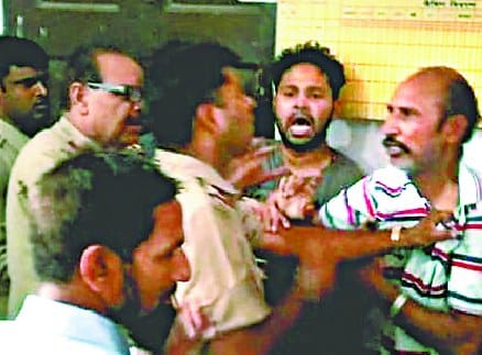 कोतवाली में रिटायर्ड दरोगा और उनके बेटों की गुंडई