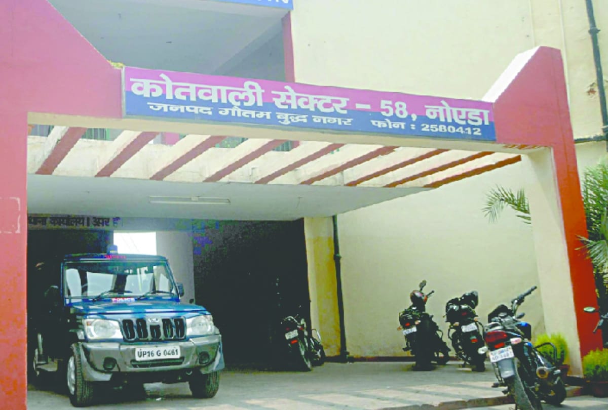 for taking bribe in police station inspector and ssi suspended by dgp in noida