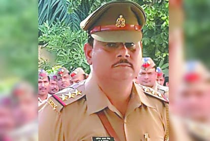 for taking bribe in police station inspector and ssi suspended by dgp in noida