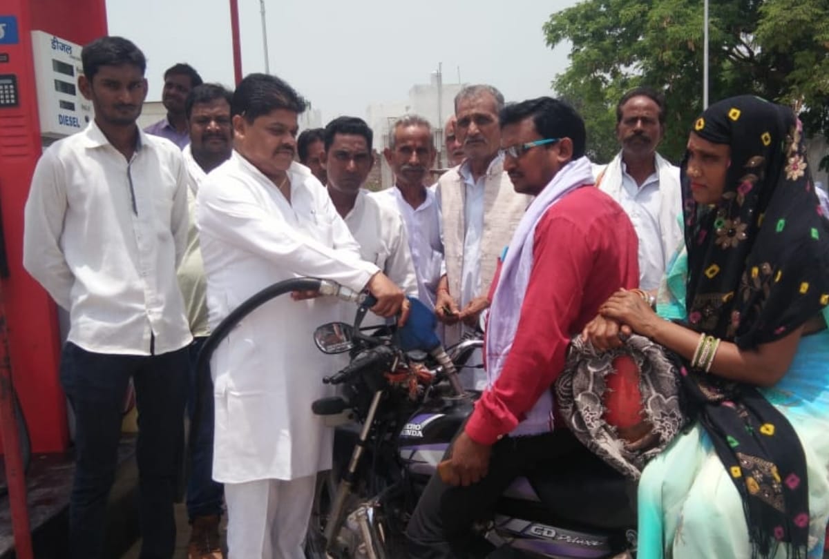celebration of rahul gandhi's birthday in RaeBareli