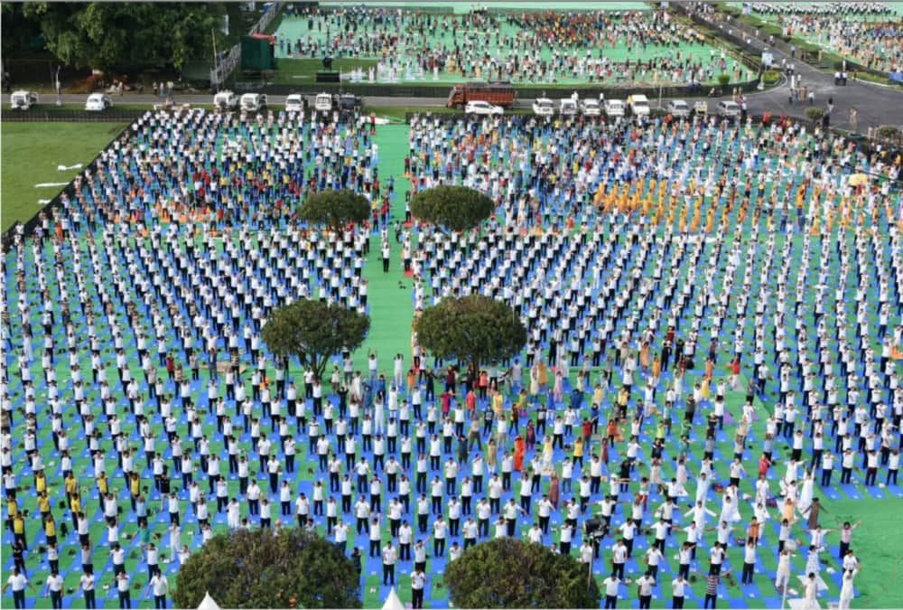 Bjp and congress leader do yoga with pm modi on international yoga day 2018