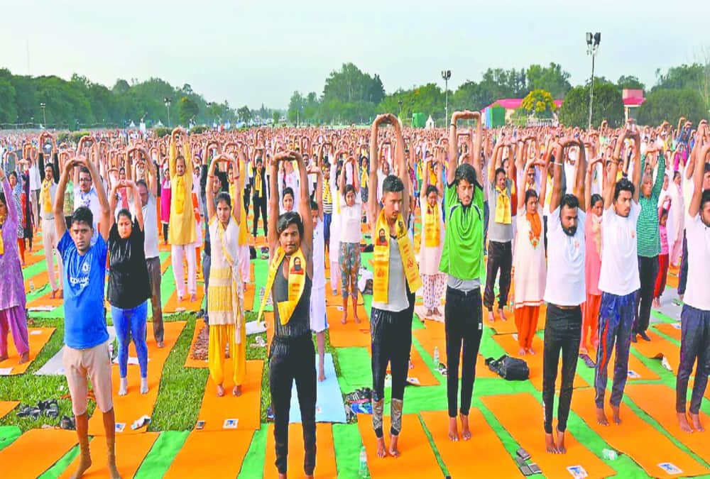 Bjp and congress leader do yoga with pm modi on international yoga day 2018