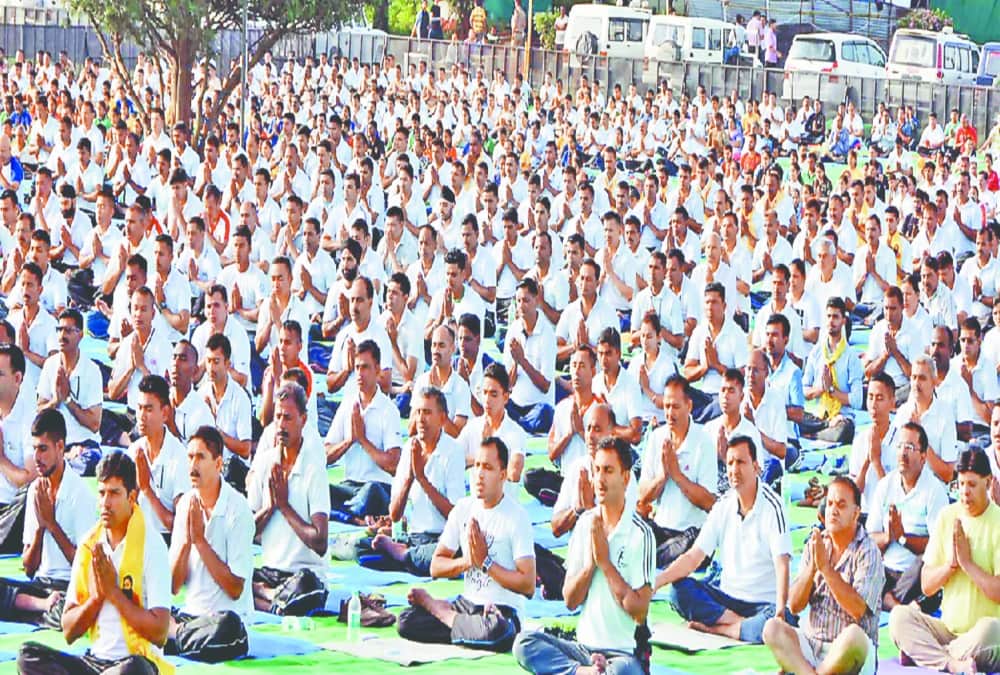 Bjp and congress leader do yoga with pm modi on international yoga day 2018