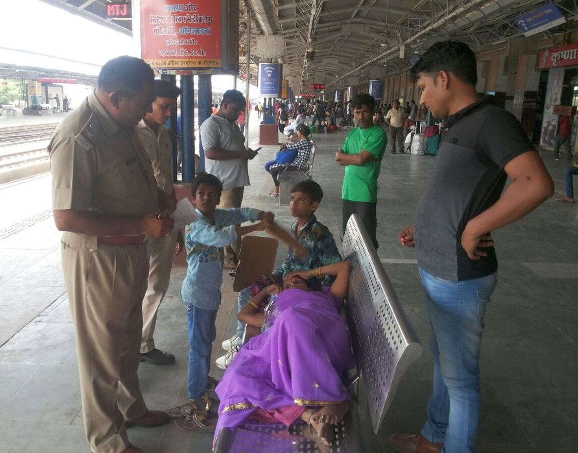 बच्चे प्लेटफार्म पर छूटे तो महिला चलती ट्रेन से  कूदी
