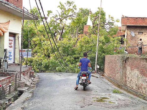 Broken pole and wires from the storm-clouds, Disilluminato 150 villages