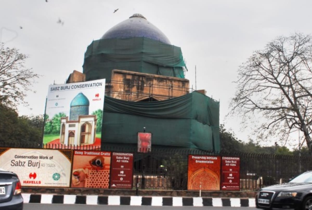 conservators discover 16th Century Wall Paintings in sabz burj in delhi