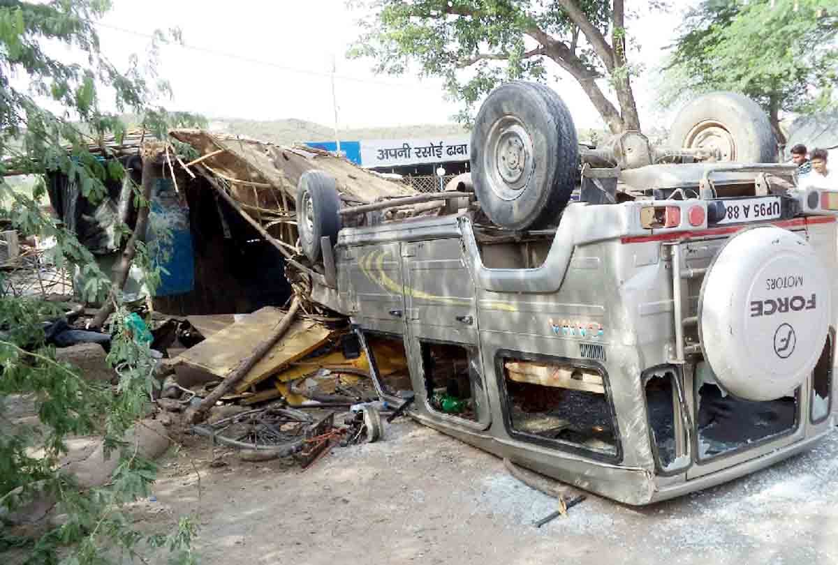 one dead and five injured in mahoba car accident