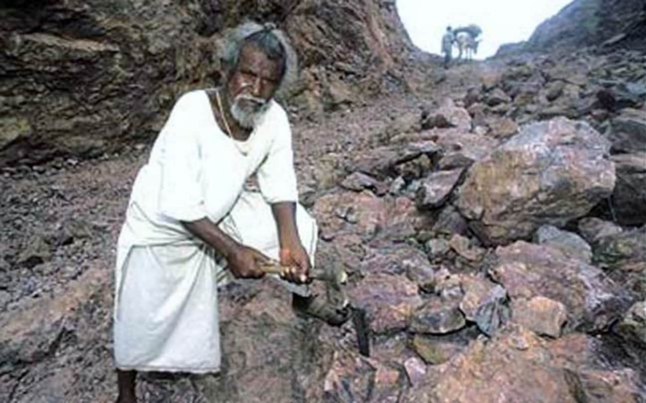 Sonu Sood promised to help Mountain Man Dashrath Manjhi family with financial needs this moment itself