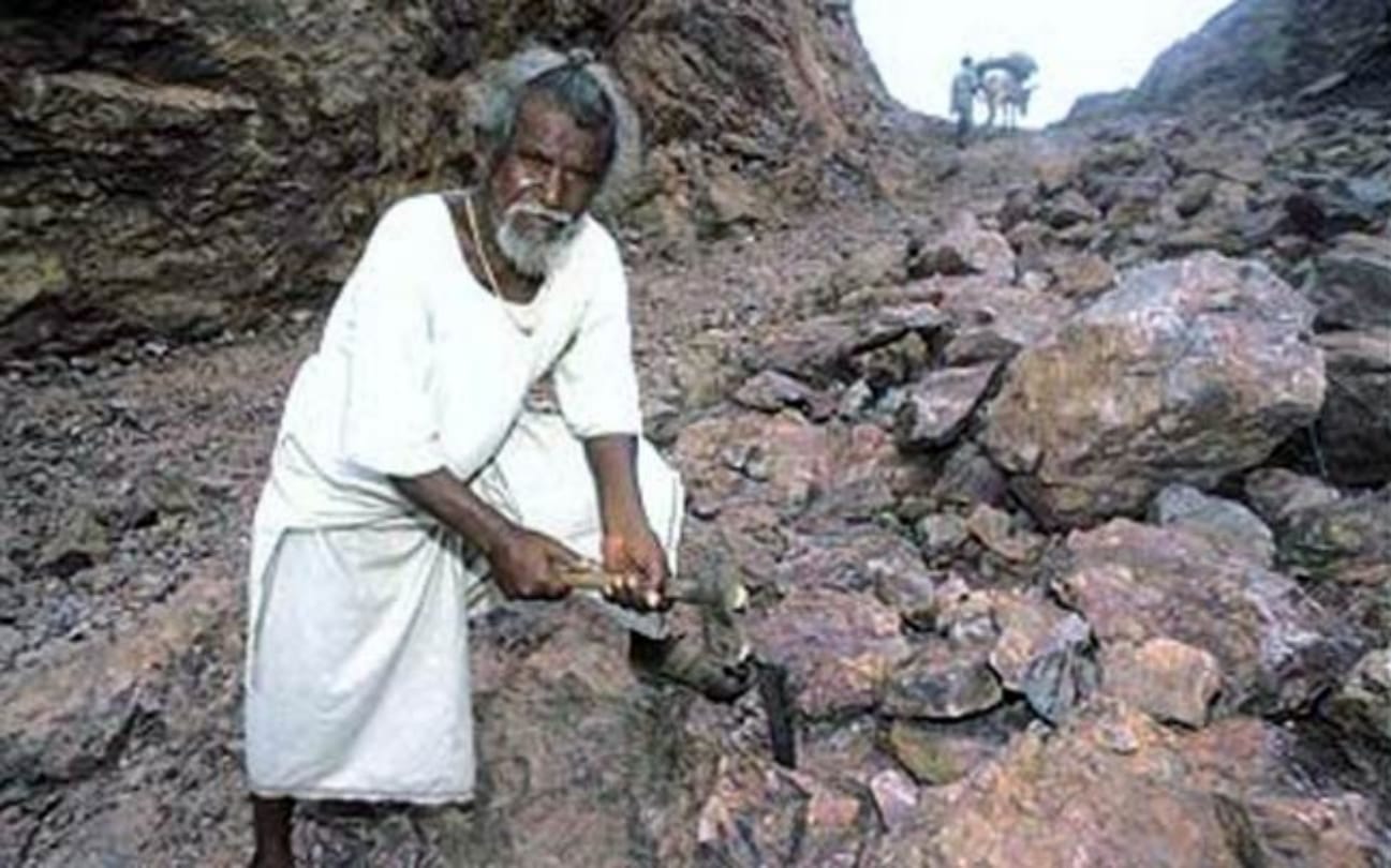 Sonu Sood promised to help Mountain Man Dashrath Manjhi family with financial needs this moment itself