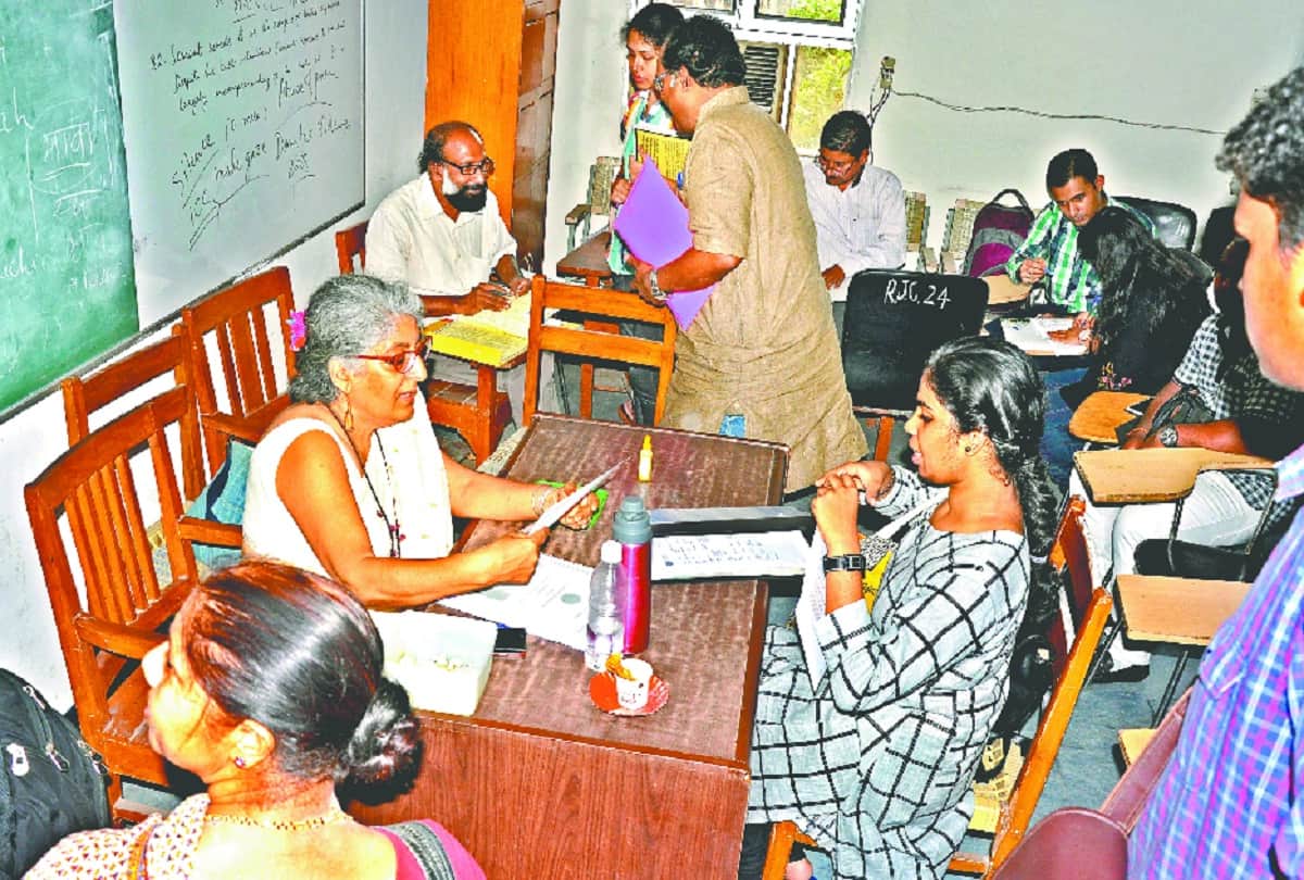 Delhi university - Server crash first day, online admission process fell flat