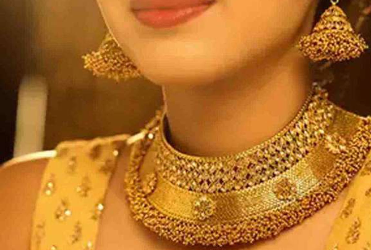 Small jewelery sellers will also be selling hallmark jewelery