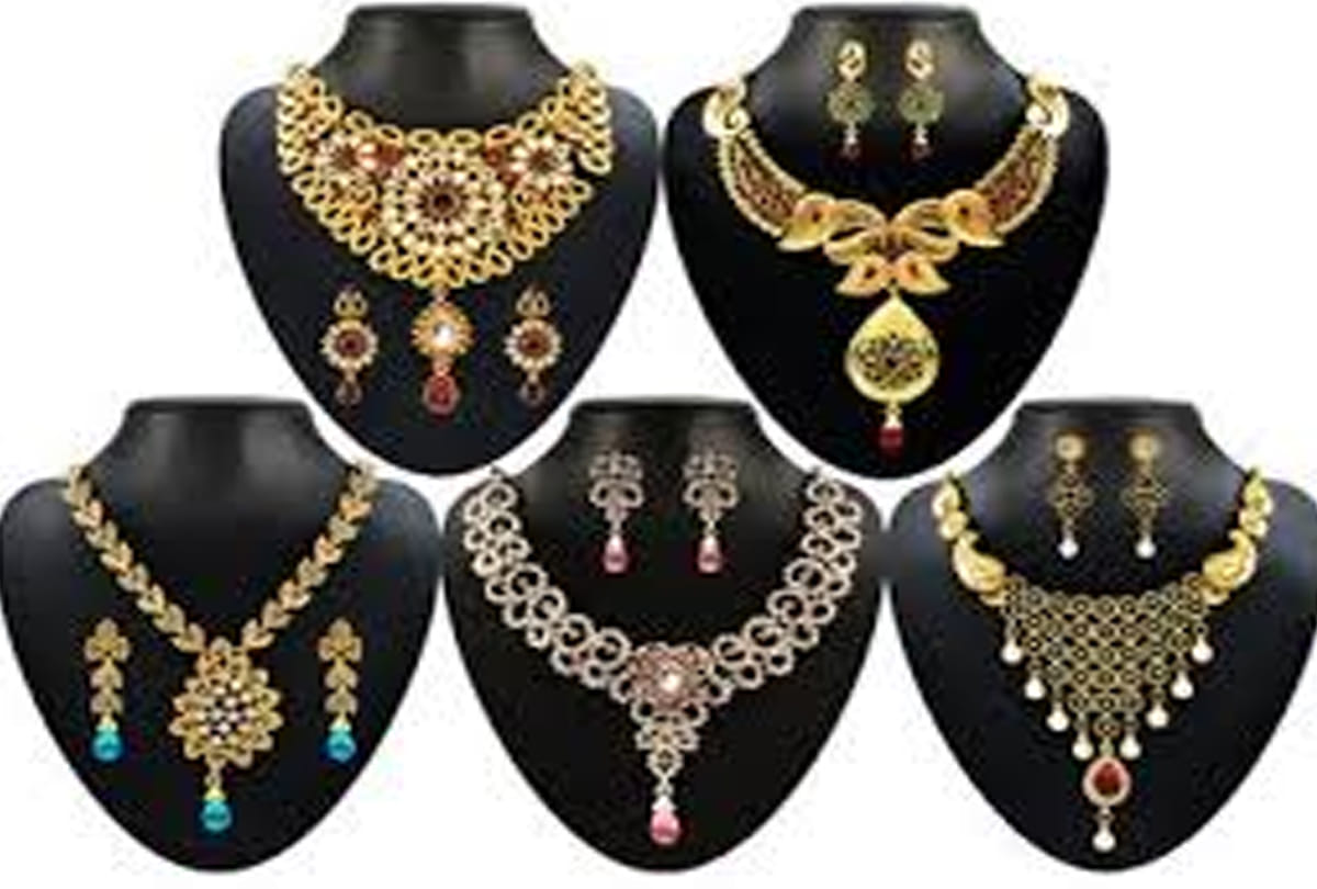 Small jewelery sellers will also be selling hallmark jewelery