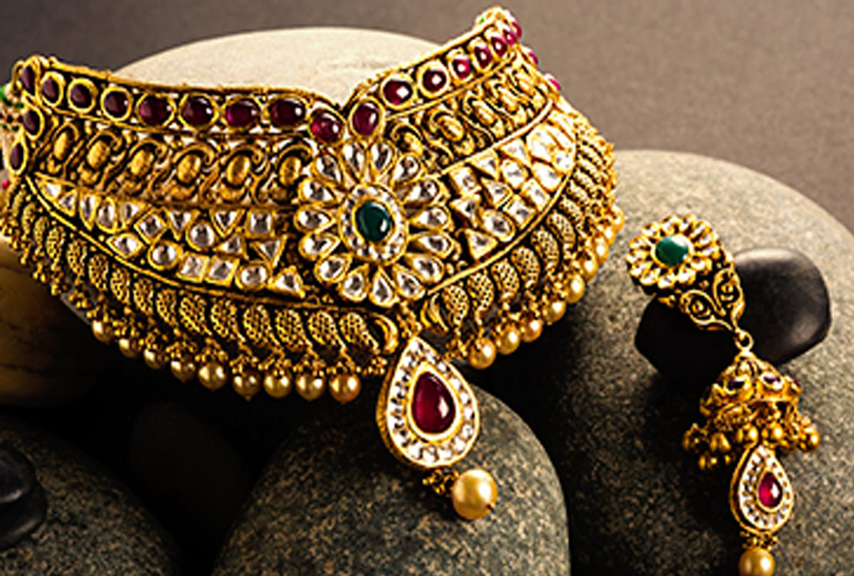 Small jewelery sellers will also be selling hallmark jewelery