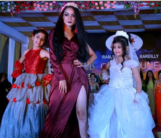 Zari work appreciated at fashoin show