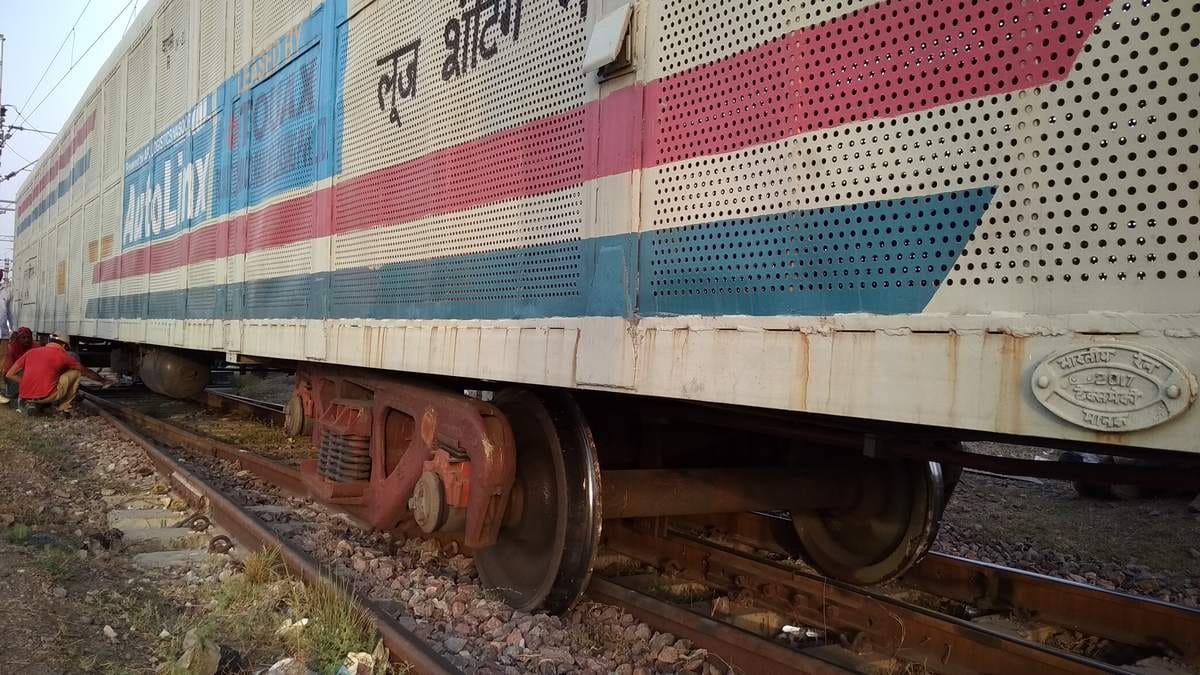 Goods Train derailed near mirzapur at uttar pradesh