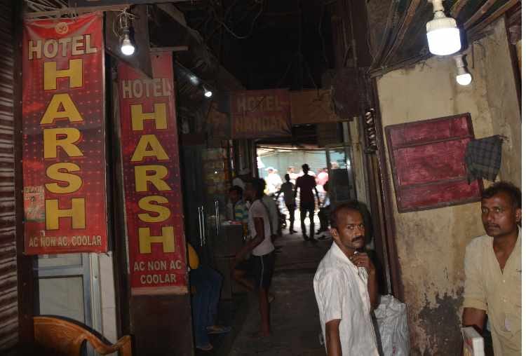 many hotels and lodges are illegal in lucknow