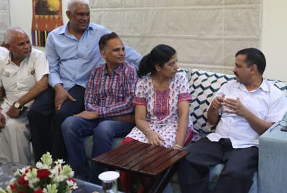 tussle between delhi government and bureaucrats still going on angry officer deny to meet sisodia