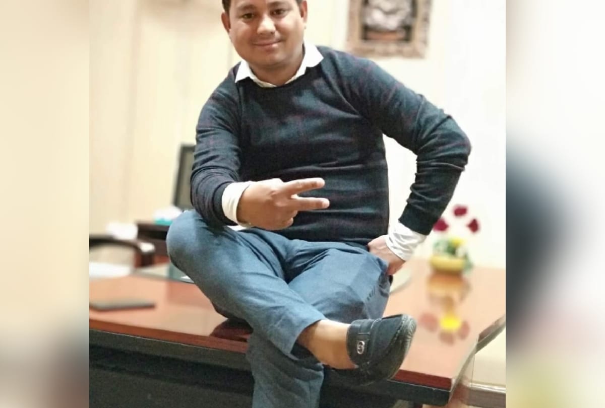 noida authority fourth class employee suspended for uploading his photo on fb sitting on aceo chair