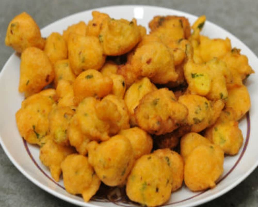 easy recipe to make moong dal pakoda in rainy season
