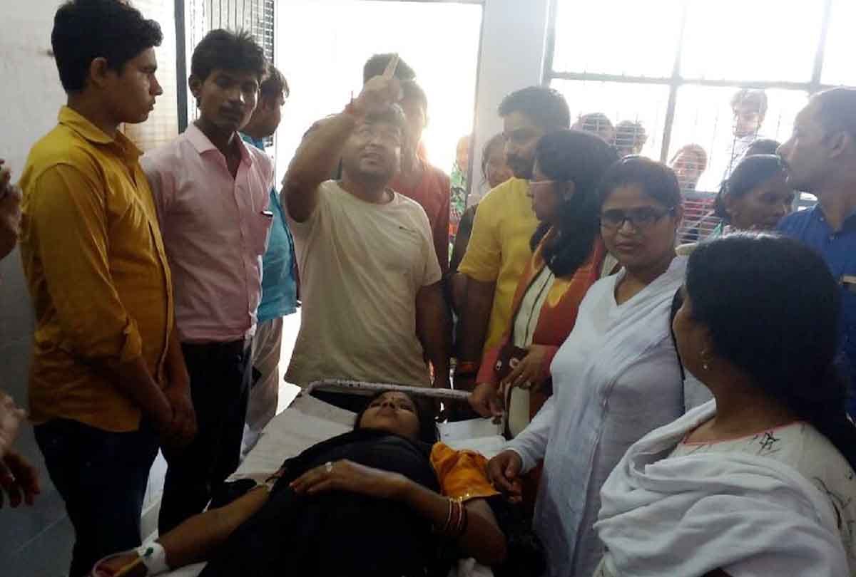 सीएचसी कर्मियों को फटकारतीं सांसद अंजूबाला