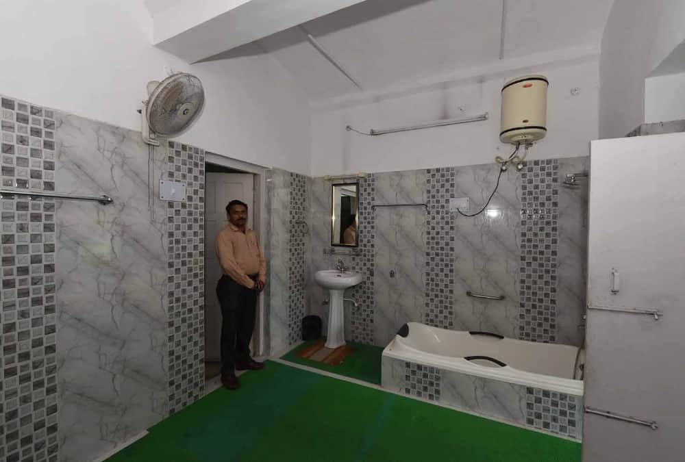 n d tiwari left his government bungalow.