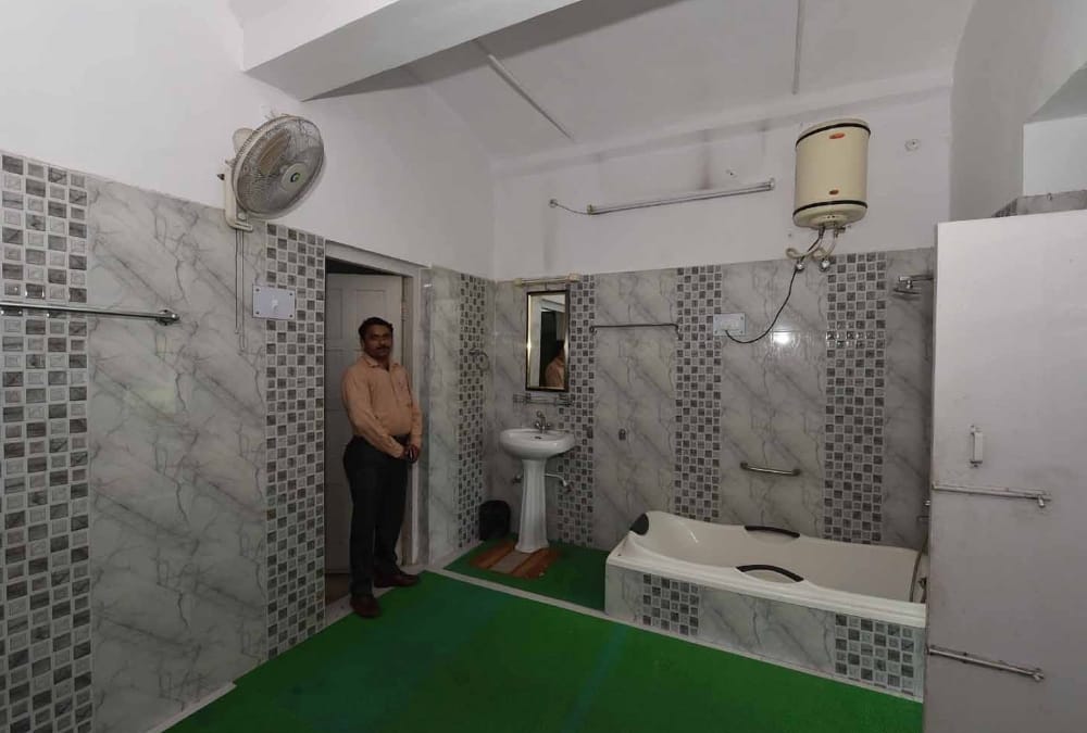 n d tiwari left his government bungalow.