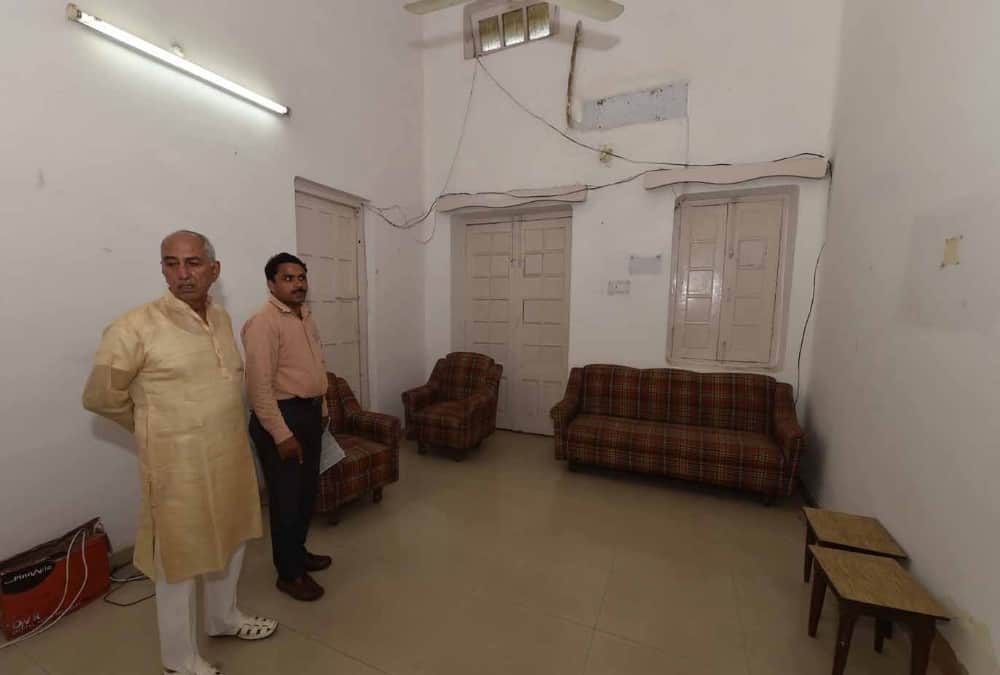 n d tiwari left his government bungalow.