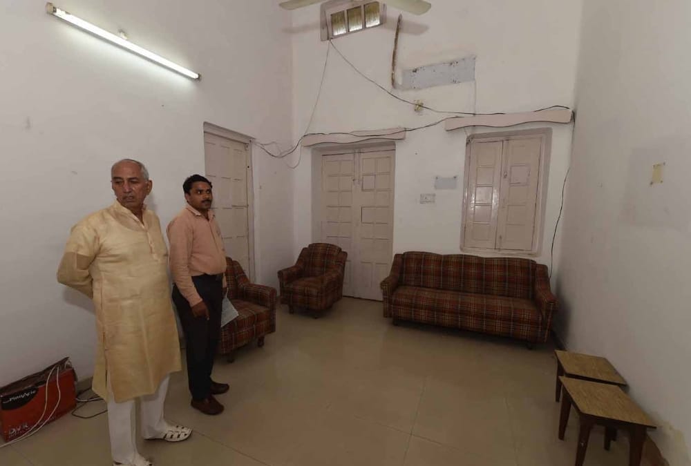 n d tiwari left his government bungalow.