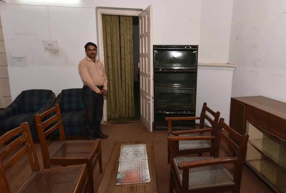 n d tiwari left his government bungalow.