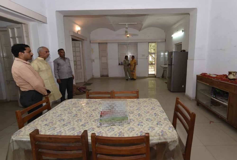 n d tiwari left his government bungalow.