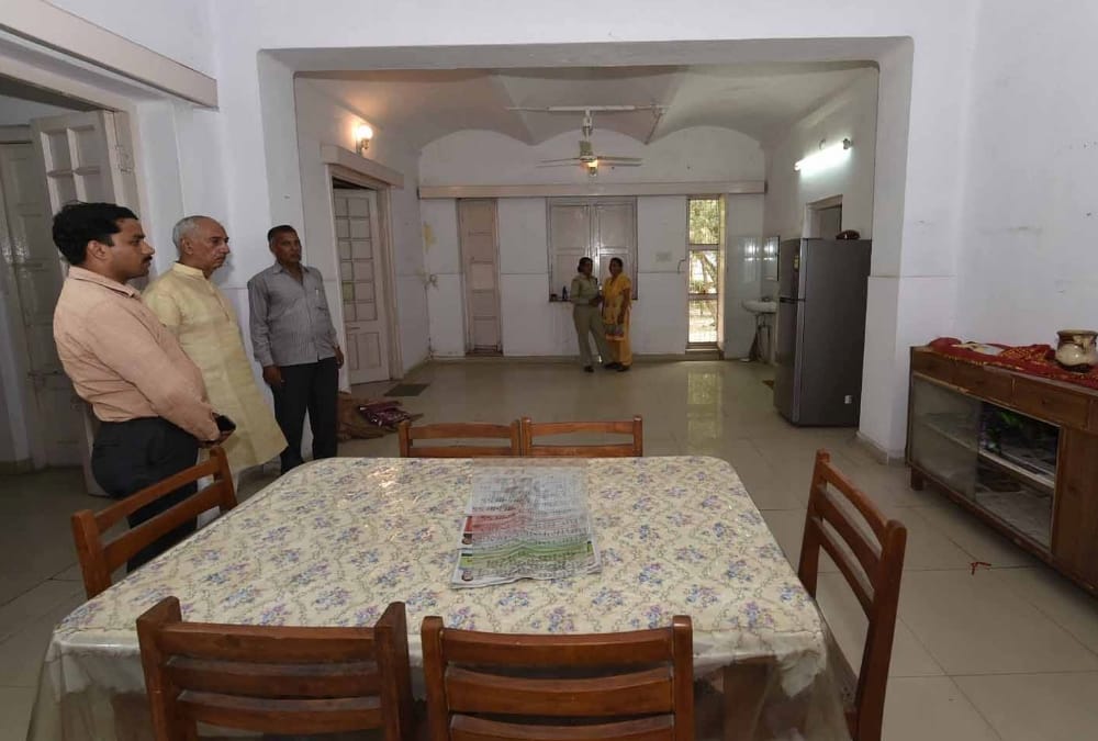 n d tiwari left his government bungalow.