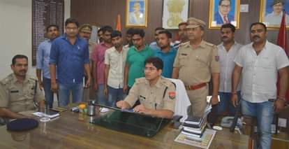 पुलिस भर्ती परीक्षा में पकड़े गए सॉल्वरों को साथ लेकर खुलासा करते एसपी।  