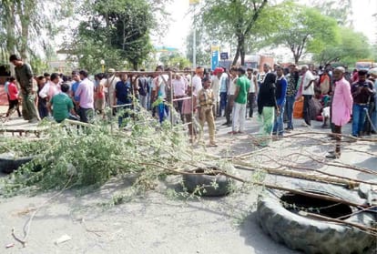 one dead and five injured in mahoba car accident