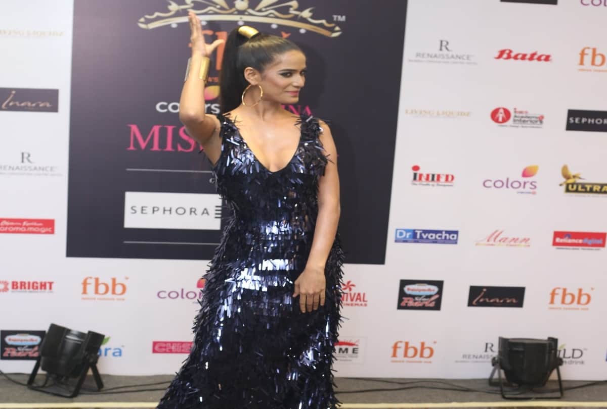 Poonam Pandey got trolled badly for her dress